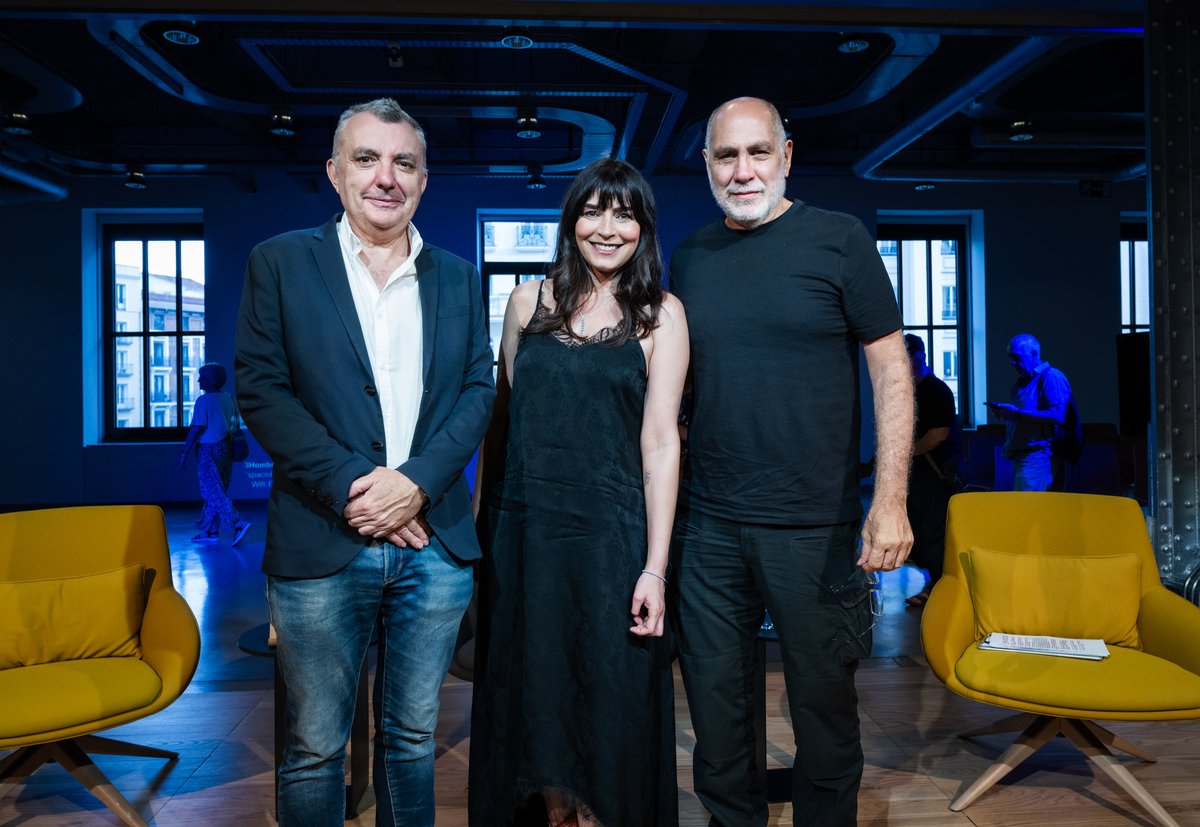 Alfaguara (@alfaguaraes) on Twitter photo Aquí podéis volver a ver la charla entre <a href="/G_Arriaga/">Guillermo Arriaga</a>, <a href="/mrtfernandez/">Marta Fernández</a> y <a href="/Granvilas/">Manuel Vilas</a> en <a href="/EspacioFTef/">Espacio Fundación Telefónica</a> 👉 youtube.com/watch?v=7FGDU3…
📸 Cortesía de Fundación Telefónica. Fotografías de Javier Arias Aquí podéis volver a ver la charla entre <a href="/G_Arriaga/">Guillermo Arriaga</a>, <a href="/mrtfernandez/">Marta Fernández</a> y <a href="/Granvilas/">Manuel Vilas</a> en <a href="/EspacioFTef/">Espacio Fundación Telefónica</a> 👉 youtube.com/watch?v=7FGDU3…
📸 Cortesía de Fundación Telefónica. Fotografías de Javier Arias