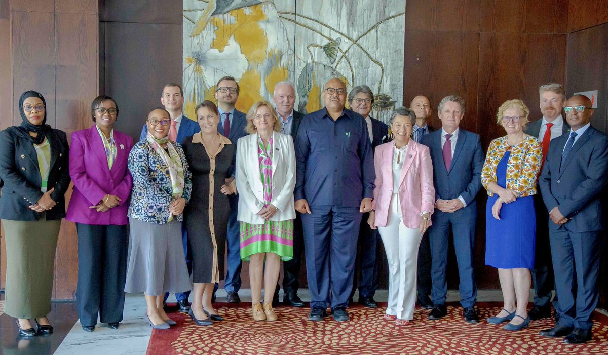EU in Tanzania (@euintz) on Twitter photo #TimuUlaya nchini Tanzania 🇪🇺🇹🇿
Mabalozi wa Nchi Wanachama wa EU walifurahi kukutana na Mhe. Mahmoud Thabit Kombo, Waziri wa <a href="/mfa_tanzania/">MFA Tanzania</a> kwa mazungumzo ya wazi na yenye kujenga kuhusu maendeleo ya kisiasa nchini Tanzania, uchaguzi ujao na utulivu wa kikanda. #TimuUlaya nchini Tanzania 🇪🇺🇹🇿
Mabalozi wa Nchi Wanachama wa EU walifurahi kukutana na Mhe. Mahmoud Thabit Kombo, Waziri wa <a href="/mfa_tanzania/">MFA Tanzania</a> kwa mazungumzo ya wazi na yenye kujenga kuhusu maendeleo ya kisiasa nchini Tanzania, uchaguzi ujao na utulivu wa kikanda.