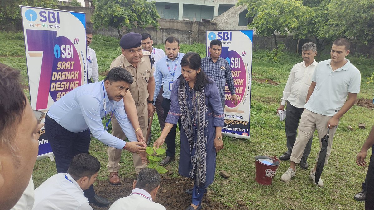 SPsawaimadhopur's tweet image. हमारे कार्य सिर्फ अपराध नियंत्रण, कानून व्यवस्था बनाए रखना ही नहीं, बल्कि प्रकृति और पर्यावरण की रक्षा भी है।  सभी जिलावासियों को #वनमहोत्सव सप्ताह की हार्दिक शुभकामनाएं,
आइए, हम सब मिलकर, पड़े लगाएं और हरा-भरा राजस्थान बनाएँ। 
@dmsawaimadhopur @PoliceRajasthan @IgpBharatpur