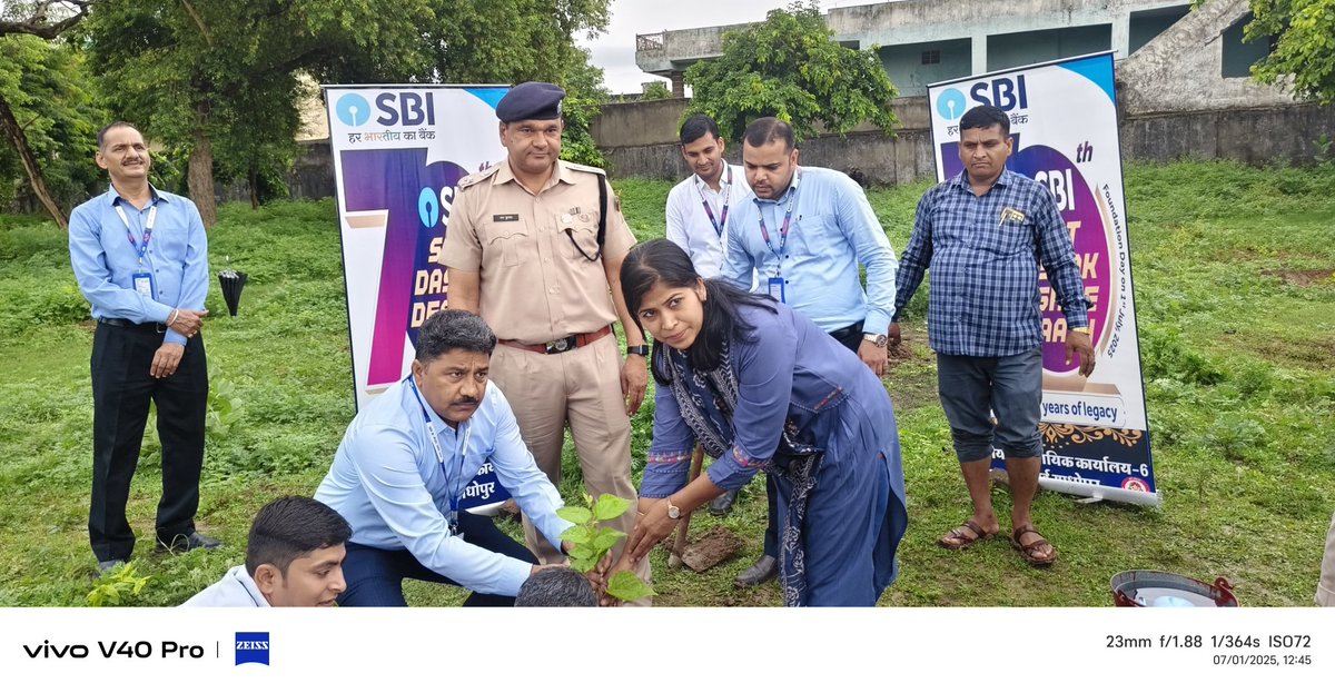 SPsawaimadhopur's tweet image. हमारे कार्य सिर्फ अपराध नियंत्रण, कानून व्यवस्था बनाए रखना ही नहीं, बल्कि प्रकृति और पर्यावरण की रक्षा भी है।  सभी जिलावासियों को #वनमहोत्सव सप्ताह की हार्दिक शुभकामनाएं,
आइए, हम सब मिलकर, पड़े लगाएं और हरा-भरा राजस्थान बनाएँ। 
@dmsawaimadhopur @PoliceRajasthan @IgpBharatpur