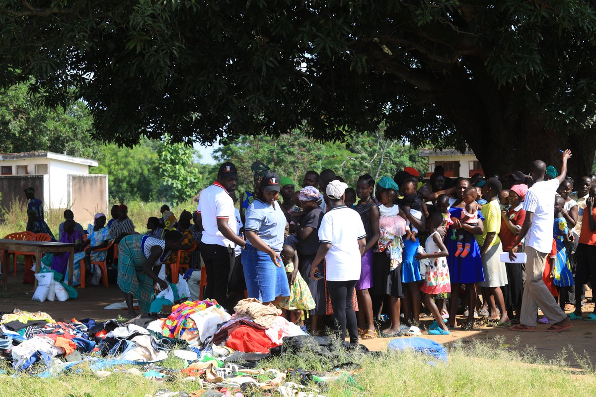 Giving hope, one act of kindness at a time.
In Amuria District, Proven Foundation stood with the community—offering clothes, food, and support to help meet their needs. Together, we restore dignity and build brighter tomorrows. 💚 #CommunitySupport #ProvenFoundation