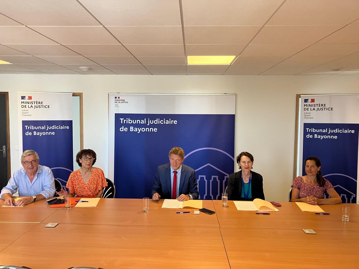 Le 30 juin 2025, signature par le Tribunal judiciaire de la convention d’attribution des objets placés sous main de justice de faible valeur ou de nature alimentaire à destination des associations caritatives: la croix rouge , la banque alimentaire et Txirrind’ola.