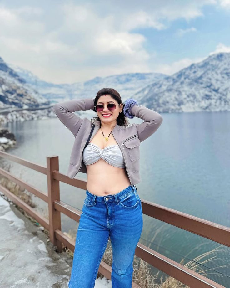 सूचना - कृपया नाबालिक बच्चे फ्रेंड रिक्वेस्ट ना भेजे , 

क्यों कि बुआ लगती हूँ तुम्हारी बेटा …..😂
