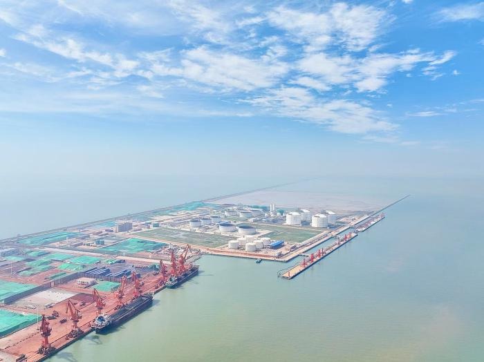 ⚓🚢 #Binzhou Port marks 10 years of steady growth! 

Now a key hub for containers, dry bulk, and liquid goods, the port plays a vital role in supporting Binzhou's aluminum and petrochemical industries. #BinzhouDevelopment