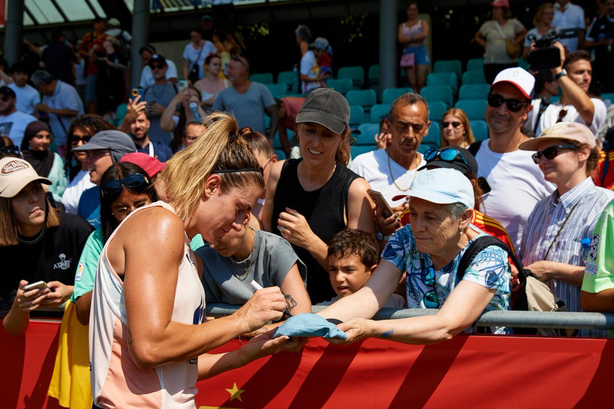 🚑Aitana i Cata Coll encara no trepitgen la gespa

➡️Aitana s'ha reincorporat a la concentració de la selecció espanyola a Suïssa. Avui s'ha exercitat al gimnàs

➡️Cata Coll, amb amigdalitis, també ha fet feina al gimnàs

via <a href="/rut_vilar/">Rut Vilar</a>