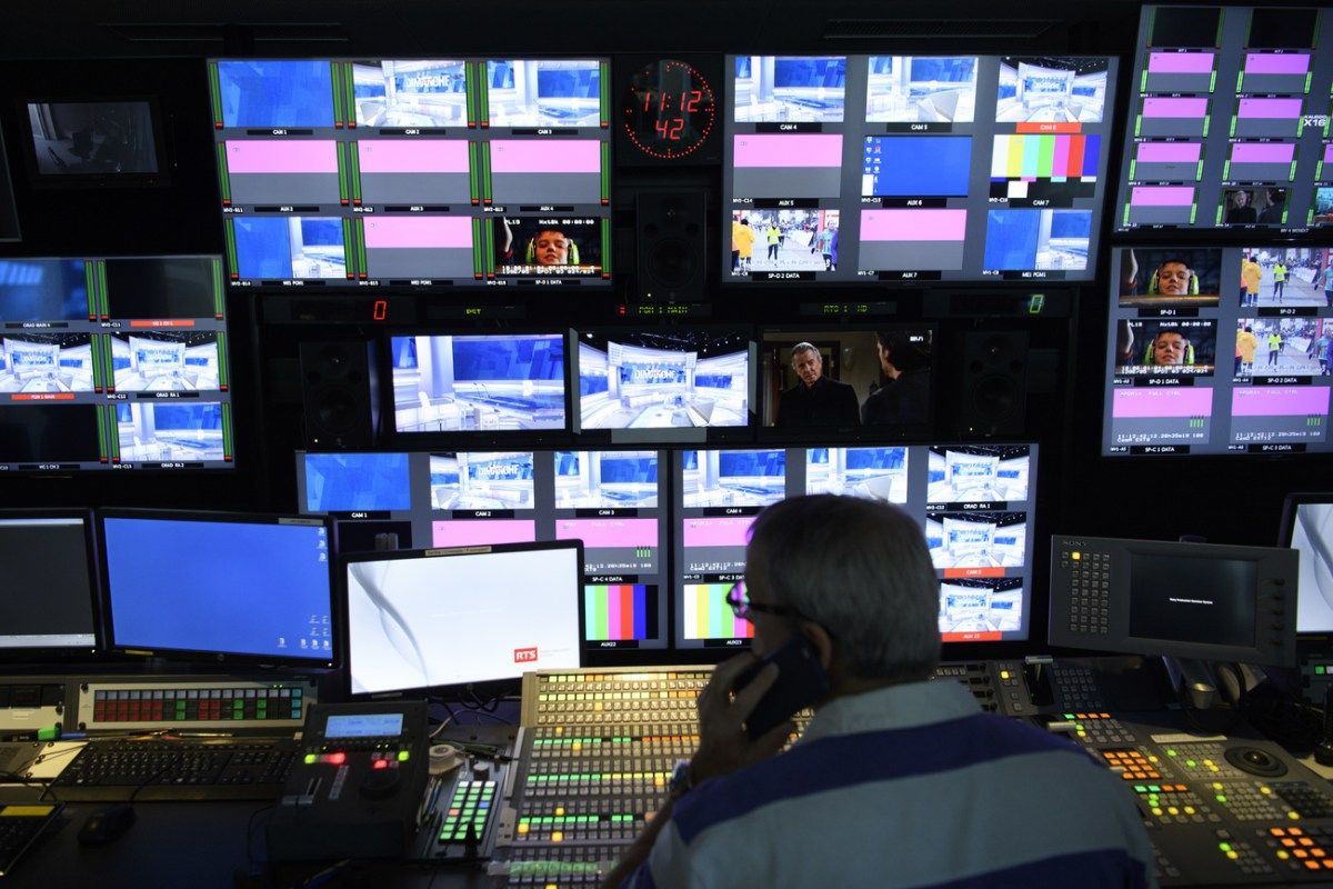 Die SRG muss nun endgültig den Gürtel enger schnallen. Ebenfalls in den Schweizer Schlagzeilen: die Eröffnung einer Untersuchung zum Kauf des F-35.
Unser Briefing auch in unserer App:
👉 Android buff.ly/AEXt56J 
👉 iPhone buff.ly/caTbbBP
buff.ly/CNnubxa