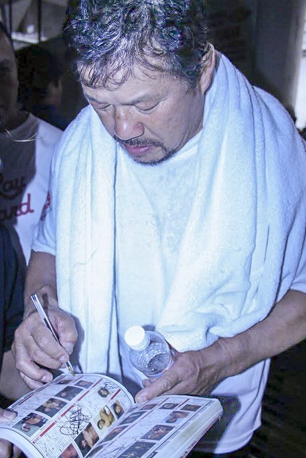 BLACKTERRY's tweet image. This autograph from Japanese legend Tatsumi Fujinami is one of my most treasured items. Got it at Dragonmanía III (2008, Arena México).
I miss those epic shows Último Dragón used to organize — lucha libre with real international magic.
Fujinami is living puroresu history.