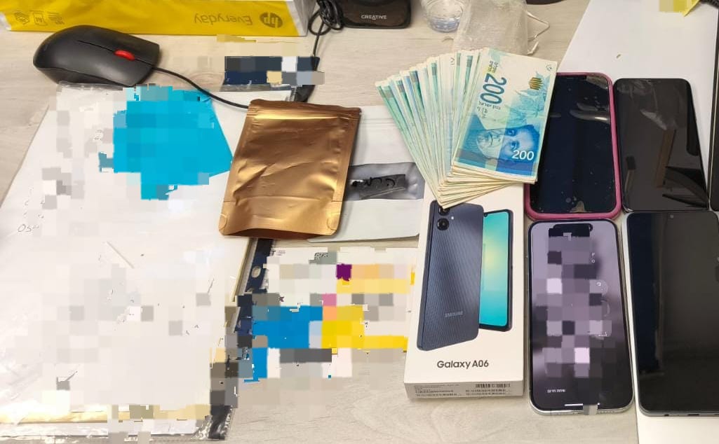israelpolice's tweet image. Couple Arrested in Ra'anana on Suspicion of Espionage for Iran
A husband and wife in their 30s from Ra'anana were arrested on suspicion of spying against the State of Israel on behalf of Iran.
Acting on Shin Bet intelligence, Israel Police detectives raided their home and…