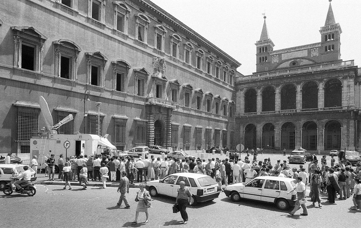 Otro coche bomba hizo explosión la noche del 28 de julio de 1993 el la plaza de San Giovanni in Laterano delante de la basílica y el Palacio de Letrán. 
Los daños fueron menores que en San Giorgio in velabro, aunque la explosión destrozó casi todas las ventanas del Palacio