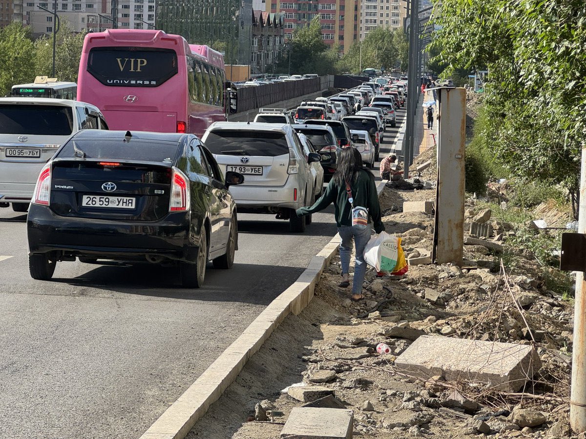 Хүний эрхийн түгээмэл тунхаглал, үндсэн хуулийн заалтуудыг зайл цаашаа гэсэн зураг байна шд, хаана байна тэр эрүүл аюулгүй орчин, хаана байна бидний төлсөн татвар?