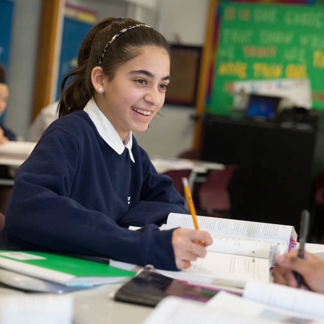 Visite una Escuela Católica cerca de usted este verano☀ Todavía esta a tiempo de conocer nuestra oferta educativa e inscribir a sus hijos para el año escolar 2025-2026. 
Vea el listado de escuelas en nuestro sitio web y llame hoy para concertar una cita👉 adwcatholicschools.org/es/encuentre-u…