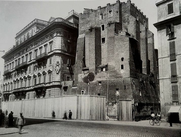 romamedieval's tweet image. La Torre dei Conti, Roma.
Fotografía de julio de 1934. Muchos de los edificios de su alrededor serían después demolidos durante las excavaciones de los Foros Imperiales. Al lado se puede ver el desaparecido Palazzo Nicolini-Sereni