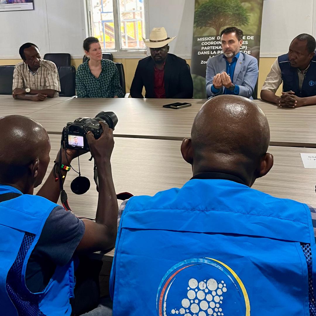 BelgiqueRDCongo's tweet image. Faire converger climat, environnement, économie et développement social est au cœur du #CouloirVert🌴. Avec les autorités 🇨🇩, le #GCP a visité plusieurs initiatives clés à #Kisangani et dans l’écosystème de #Yangambi pour ce grand projet de développement de la RDC📈.