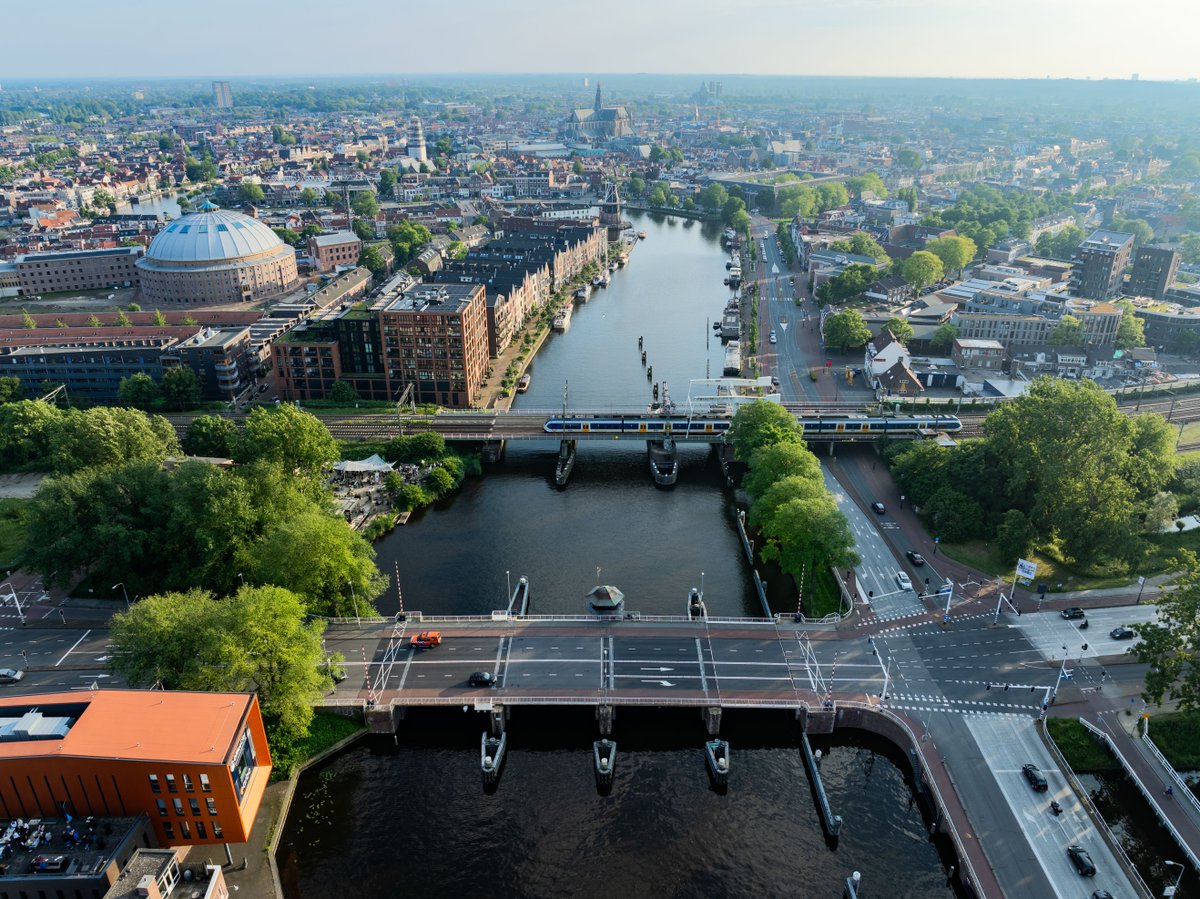 Vanwege de hitte worden de bruggen over het Spaarne tijdelijk niet geopend. Dit is om schade of storingen te voorkomen.