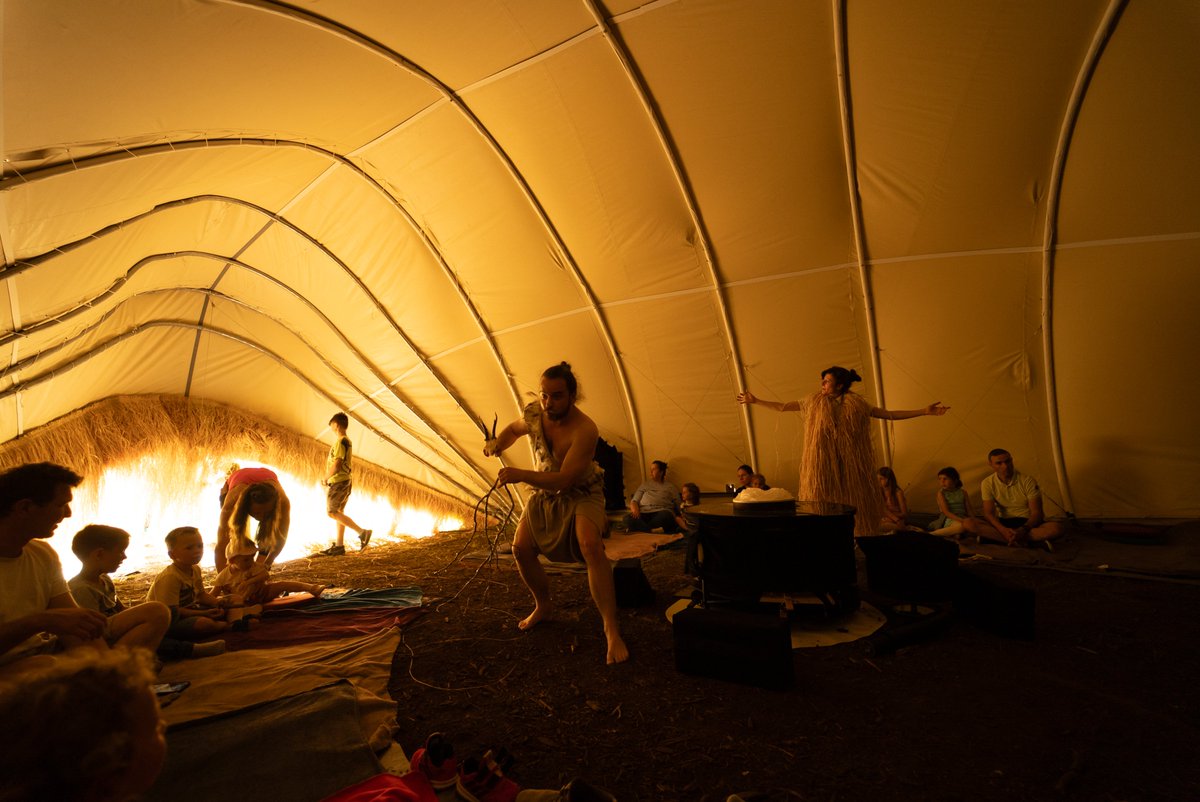 S predstavo Kitov popek se predstavljamo na mednarodnem festivalu uličnega gledališča Ana Desetnica. Petnajstmetrski kit bo v Miklošičevem parku v Ljubljani prve obiskovalce sprejel nocoj, predstavo pa si bo mogoče ogledati še do petka. Vse ponovitve so že razprodane.