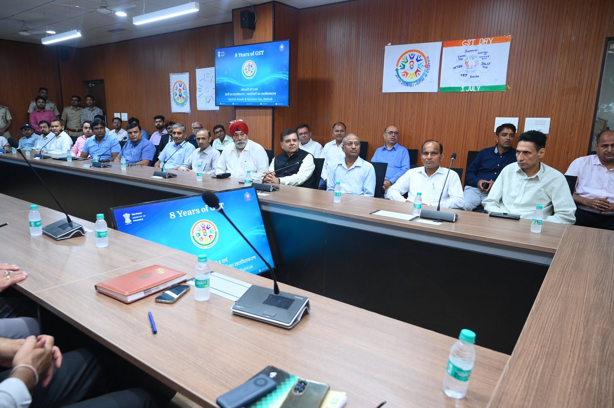 जी एस टी दिवस 2025 के उपलक्ष्य में सी जी एस टी, रोहतक द्वारा एक जागरूकता कार्यक्रम का आयोजन किया गया, जिसमें "करों का सरलीकरण एवं नागरिकों का सशक्तिकरण" विषय पर प्रकाश डाला गया। प्रमुख करदाताओं ने जी एस टी से मिले लाभों को साझा किया। 🇮🇳📊
#GST #TaxReforms #जनहितमेंGST