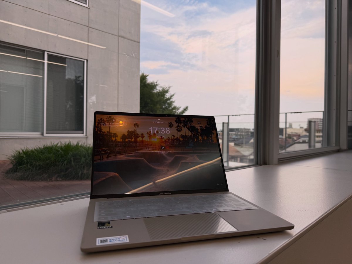 be_flat_'s tweet image. まわりにそっと溶け込むPC…
使っててもオシャレで気分も上がります！！

そんなPC、Zenbook SORAは、
学生の方なら「学生・教職員向けストア」で買えるみたいです！

今すぐチェック！！！
jp.asus.click/Edu6

#YouthASUS認定アンバサダー 
#PR