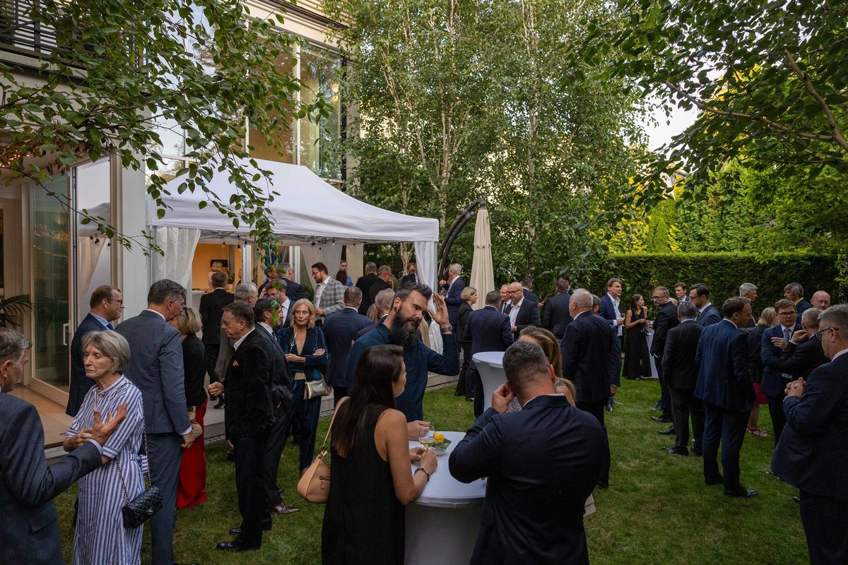 AusAmbPoland's tweet image. Australia & Poland are deepening our economic partnership 🇦🇺🤝🇵🇱. I was delighted to welcome the European Australian Business Council (EABC) to Warsaw last week & to host them for a summer evening reception with our Polish friends at the Australian Residence 🥂#EUAUSFTA