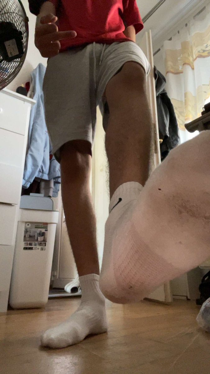 Meisterclever's tweet photo. Die Socken vom 18-Jährigen riechen oder die Schuhsohle vom 22-Jährigen ablecken?! Egal, was du wählst – blechen musst du sowieso, du Knecht! Akzeptier’s und schreib uns! 🐶

#findom #slave #master @deinsyrermo #alpha #paypig #cashslave #dom @rt_find @FindomRT @findomRTslave87 https://t.co/txTeksheWp