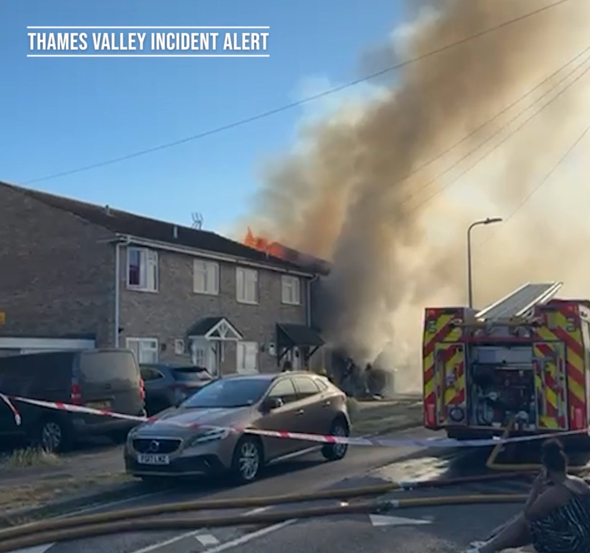 📌 BERKSHIRE: FIRE

🟥 INCIDENT: Firefighters from Royal Berkshire Fire and Rescue Service and Hampshire &amp; Isle of Wight Fire &amp; Rescue Service responded to reports of a fire in Thatcham on Monday, 30/06/2025.

ℹ️ DETAILS: facebook.com/ThamesValleyIn…