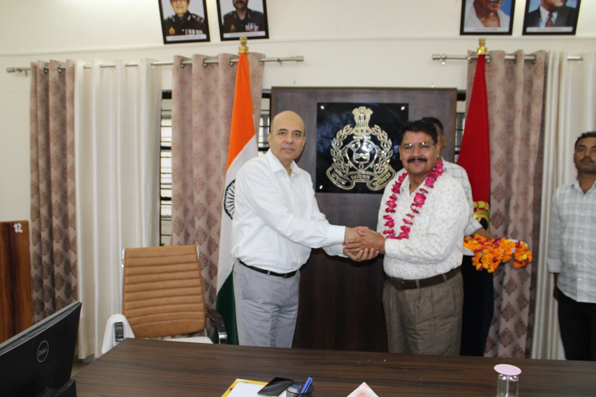 30 June, 2025.  Ko P.T.S. Kalpi me HC MT  Anil Kumar ki sevanivratti ke awsar par ADG  Shri Jyoti  Narayan  dwara  vidai samroh aayojit  Kiya gaya.