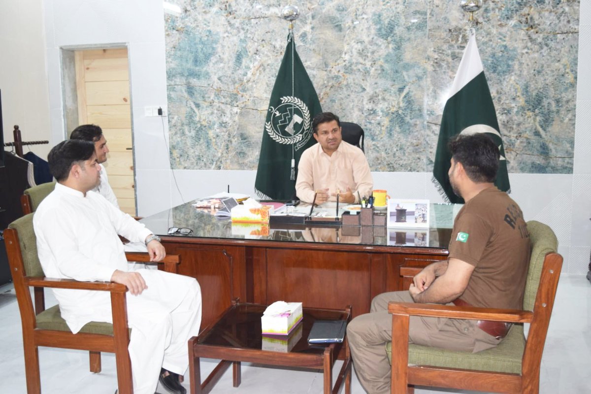 1122Dikhan's tweet photo. ریجنل ڈائریکٹر آپریشنز ساؤتھ عمران خان یوسفزئی کی کمشنر ڈیرہ ڈویژن ظفرالاسلام خٹک سے ملاقات کی اور محرم الحرام اور مون سون و متوقع سیلابی صورتحال کے سلسلے میں ریسکیو پلان 2025 پرتفصیلی بریفنگ دی اس موقع پر ڈی ای او ڈیرہ انجینئر فصیح اللہ اور ڈی ای او ٹانک بھی ان کے ہمراہ موجود https://t.co/IbCiyxNcBs