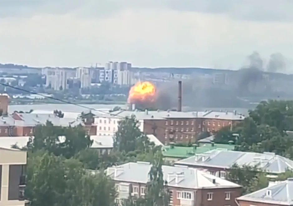 AstuteGaba's tweet photo. Smoke billows from the Kupol Electromechanical Plant in Izhevsk

Three people were killed and at least 31 others injured in the attack, Russian officials say

#kamikazedrones #Russia #Moscow #Ukraine #Putin #ZelenskyWarCriminal #Zelensky #UK #Russiaunderattack https://t.co/xb5V9IFsd1