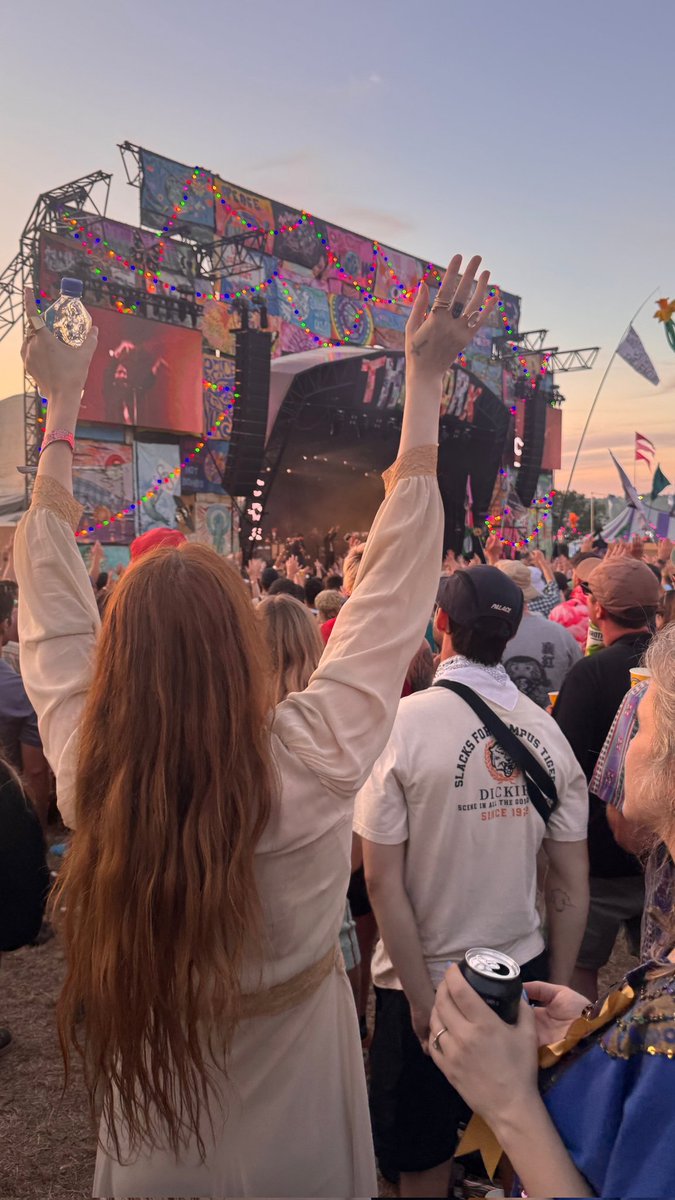 welcharchive's tweet image. florence welch at glastonbury!