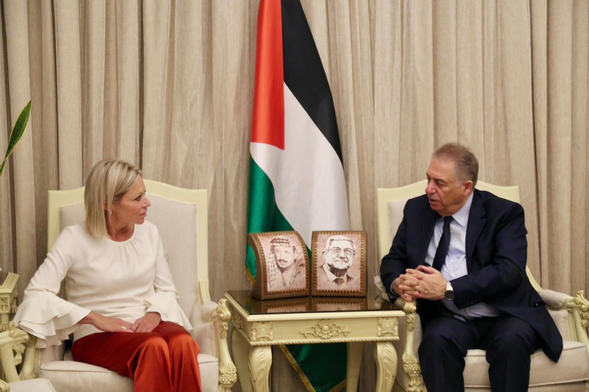 استقبلتُ اليوم المنسقة الخاصة للأمم المتحدة في لبنان جينين هينيس-بلاسخارت، وأكدتُ على الموقف الفلسطيني الملتزم بسيادة لبنان على كامل أراضيه وبما جاء في خطاب القسم والبيان الرئاسي المشترك خلال القمة اللبنانية - الفلسطينية وتعزيز استمرار التنسيق والتعاون الوثيق مع الدولة اللبنانية