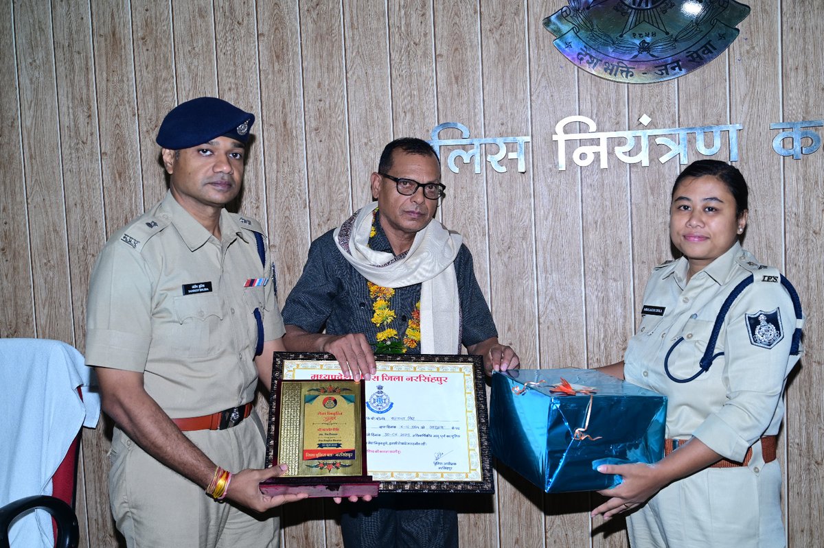 SP Narsinghpur (@sp_narsinghpur) on Twitter photo рдЙрдк рдирд┐рд░реАрдХреНрд╖рдХ,рд╢реНрд░реА рдорд╣реЗрд╢ рджреБрдмреЗ рдПрд╡рдВ рд╕рд╣рд╛рдпрдХ рдЙрдк рдирд┐рд░реАрдХреНрд╖рдХ, рд╢реНрд░реА рдмрд▓рд╡рдВрдд рд╕рд┐рдВрд╣ рдХреЗ рд╕реЗрд╡рд╛рдирд┐рд╡реГрддреНрдд рд╣реЛрдиреЗ рдкрд░ рд╕реНрдореГрддрд┐ рдЪрд┐рдиреНрд╣ рднреЗрдЯ рдХрд░ рджреА рдЧрдпреА рд╡рд┐рджрд╛рдИ ред рдЙрдк рдирд┐рд░реАрдХреНрд╖рдХ,рд╢реНрд░реА рдорд╣реЗрд╢ рджреБрдмреЗ рдПрд╡рдВ рд╕рд╣рд╛рдпрдХ рдЙрдк рдирд┐рд░реАрдХреНрд╖рдХ, рд╢реНрд░реА рдмрд▓рд╡рдВрдд рд╕рд┐рдВрд╣ рдХреЗ рд╕реЗрд╡рд╛рдирд┐рд╡реГрддреНрдд рд╣реЛрдиреЗ рдкрд░ рд╕реНрдореГрддрд┐ рдЪрд┐рдиреНрд╣ рднреЗрдЯ рдХрд░ рджреА рдЧрдпреА рд╡рд┐рджрд╛рдИ ред