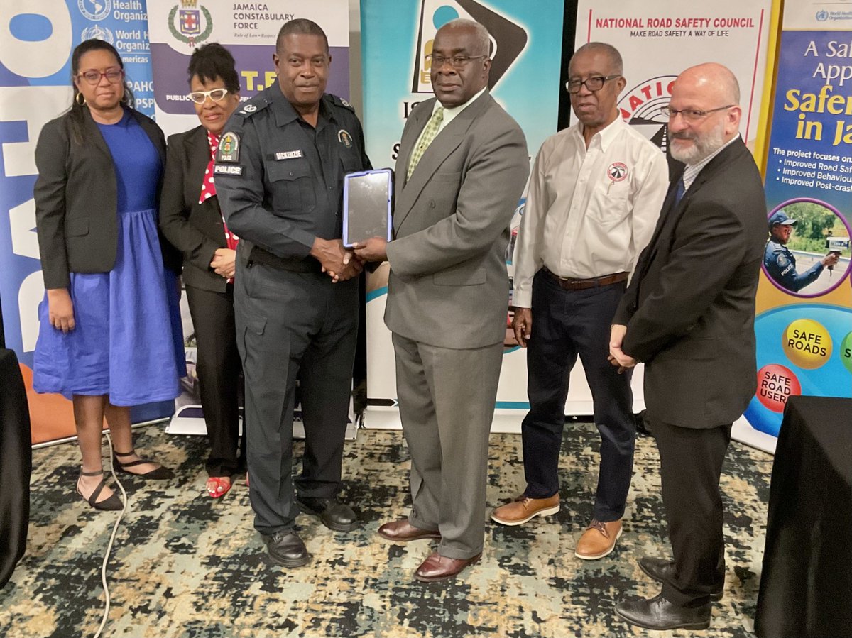 UN_RSF's tweet image. Big step forward for road safety in 🇯🇲 Jamaica!
Over 200 police officers trained as the Jamaica Constabulary Force receives the IMMAP traffic data system, funded by the @UN_RSF & administered by @pahowho
Part of a 3-part programme to reduce crashes, save lives & halve road deaths
