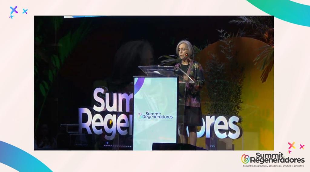 Que la regeneración se vuelva la norma y no la excepción, invita Paula Caballero. Rediseñemos las cadenas de suministro, busquemos generar mercados que valoren la salud del suelo y el aporte comunitario. Co-creemos las soluciones con agricultores, pueblos indígenas, los jóvenes