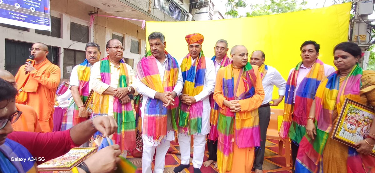 SPrakashBjpDel's tweet photo. आज दिल्ली यूनिवर्सिटी क्षेत्र में आयोजित भगवान श्री जगन्नाथ जी की रथ यात्रा में सम्मिलित होने का सौभाग्य प्राप्त हुआ।
यह रथ यात्रा आस्था, भक्ति और समर्पण का प्रतीक है, जिसमें हजारों श्रद्धालुओं की उपस्थिति ने इस आयोजन को और भी भव्य एवं दिव्य बना दिया। भगवान श्री जगन्नाथ, भाई बलराम और बहन सुभद्रा की यह यात्रा न केवल धार्मिक भावनाओं से ओतप्रोत होती है, बल्कि समाज को एकता और सद्भाव का भी संदेश देती है।
मैं आयोजकों का धन्यवाद करता हूँ, जिन्होंने इतने सुंदर और अनुशासित रूप से इस भव्य आयोजन को सम्पन्न किया। भगवान श्री जगन्नाथ सभी को स्वास्थ्य, सुख और समृद्धि का आशीर्वाद दें।
जय जगन्नाथ! 
#जयजगन्नाथ #RathYatra2025 #Timarpur #SuryaPrakashKhatri #DelhiUniversity #Bhakti #SanatanSanskar #vishwaskavidhayak

@narendramodi  @JPNadda  @PavanRanaRSS  @gupta_rekha  @Virend_Sachdeva  @ManojTiwariMP