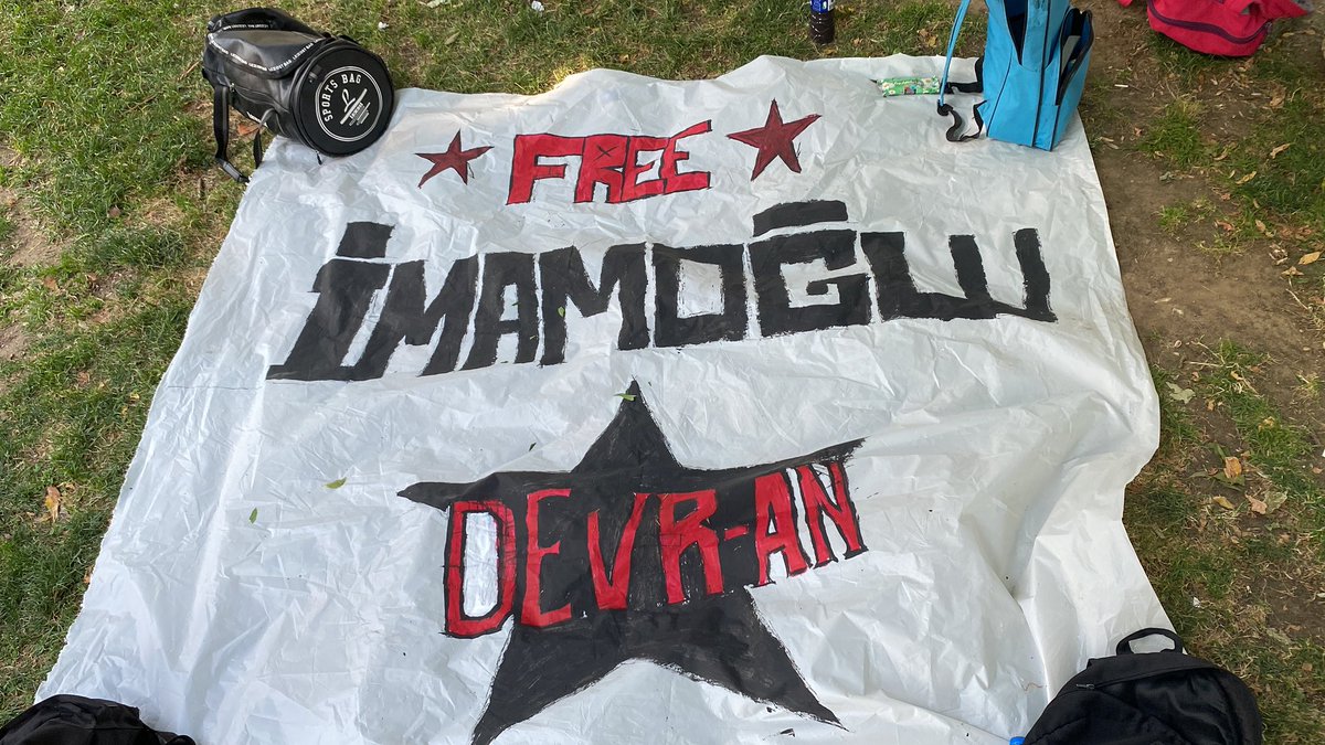 Hukuksuzca içerde tutulan bütün tutsaklarımız için geliyoruz!