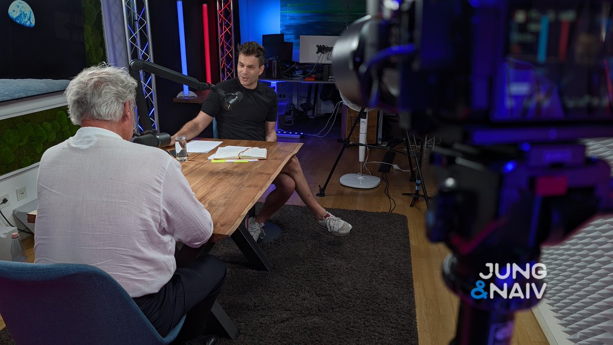 aahsh's tweet image. #BehindTheScenes of @JungNaiv
Live: @TiloJung interviewt Jean Asselborn, Ex-Außenminister von Luxemburg
Kira moderiert den Chat und Hans notiert Zuschauerfragen aus dem Livechat:
youtube.com/live/b764wfKuL…