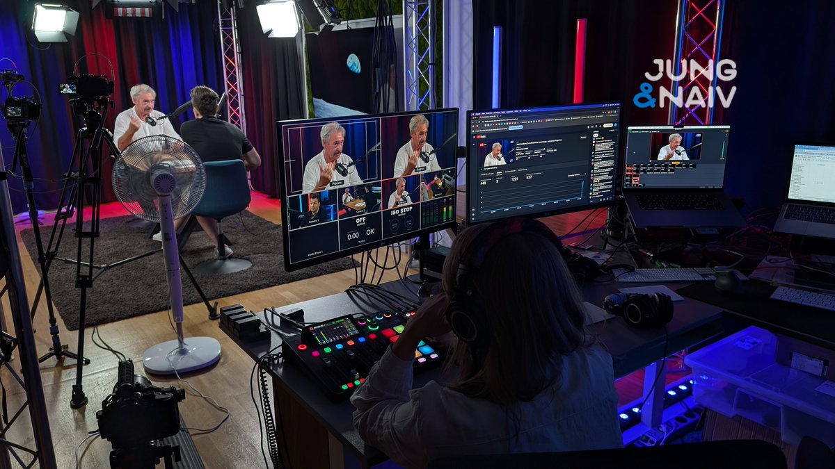 aahsh's tweet image. #BehindTheScenes of @JungNaiv
Live: @TiloJung interviewt Jean Asselborn, Ex-Außenminister von Luxemburg
Kira moderiert den Chat und Hans notiert Zuschauerfragen aus dem Livechat:
youtube.com/live/b764wfKuL…