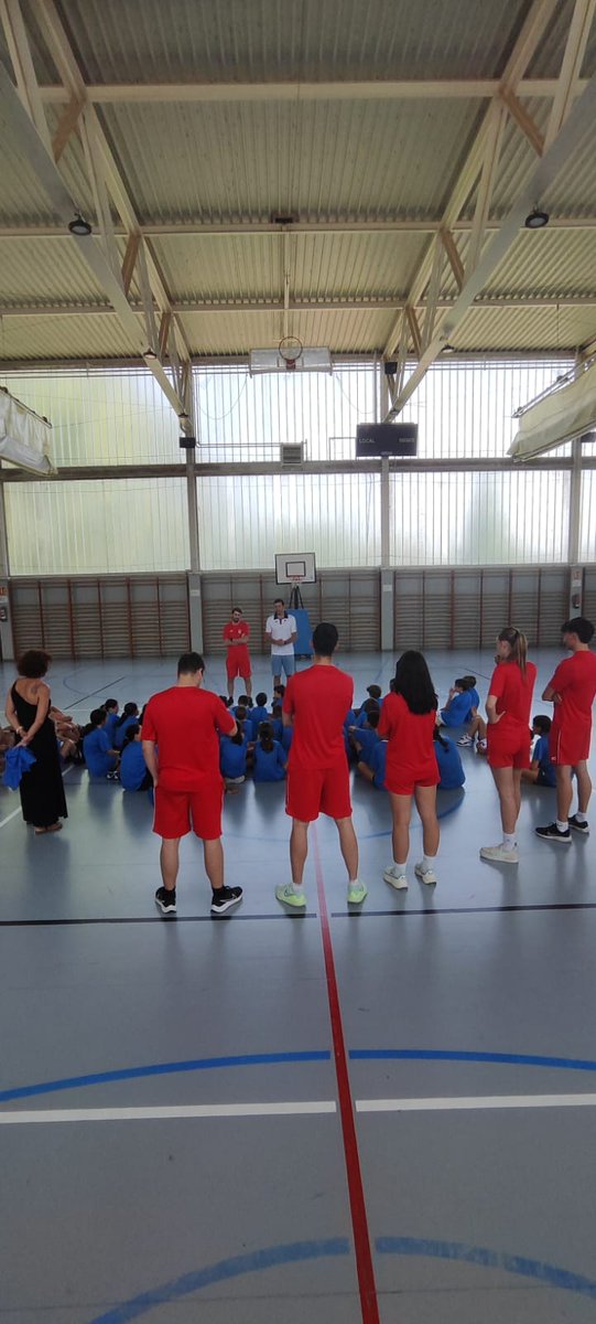 En la mañana de hoy, la Concejala de Deportes Maite Martínez  y el jugador Sergio de la Fuente, han visitado el 1º turno del campus <a href="/FBCyLValladolid/">FBCyL Valladolid</a> que estamos realizando junto a <a href="/DeportesVLL/">DeportesVLL</a> en el Pol. Parquesol.