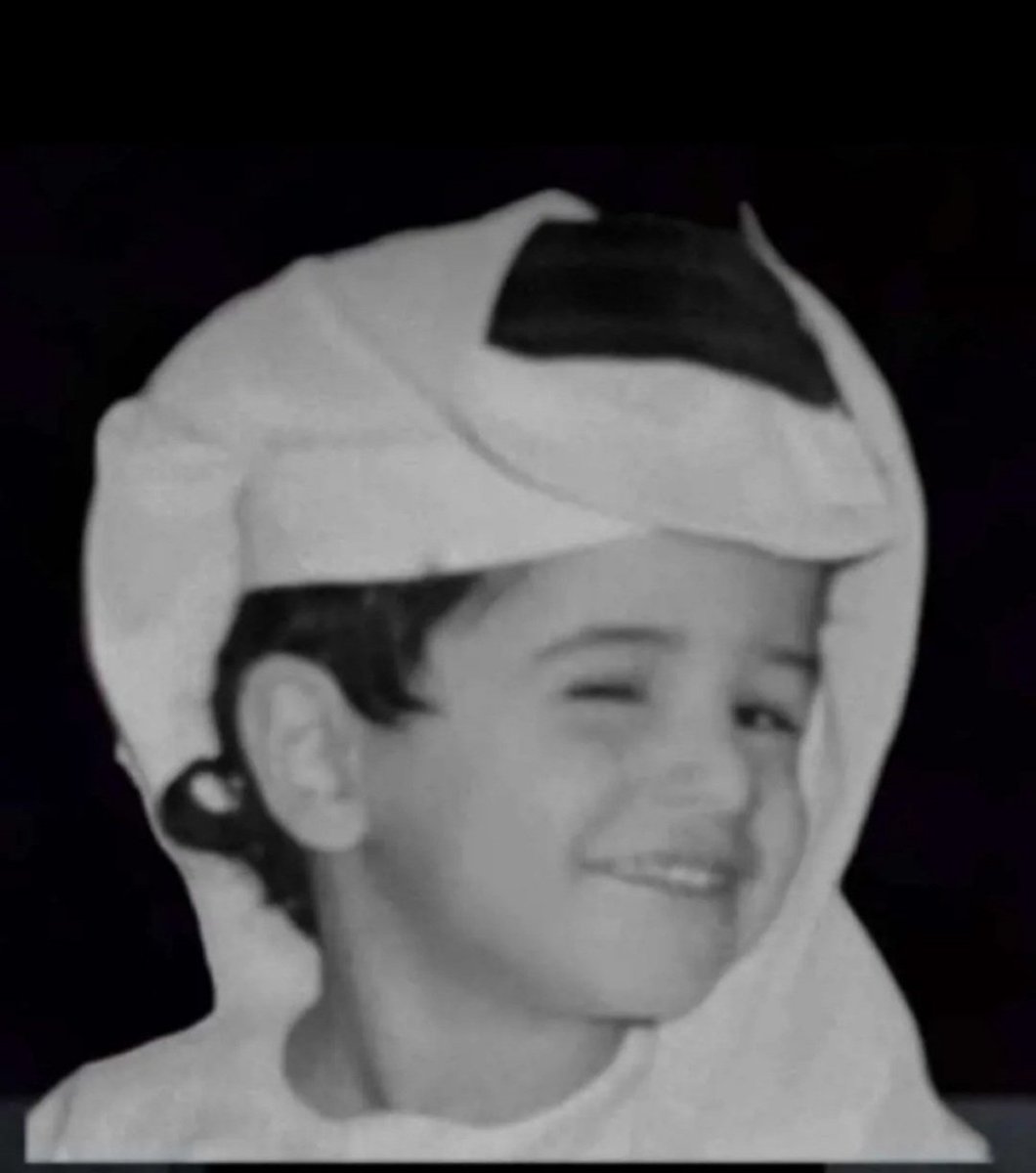 يبحثون عن السعاده وأنا متمدد قدامهم، الله لا يعمينا بس 🌝💔