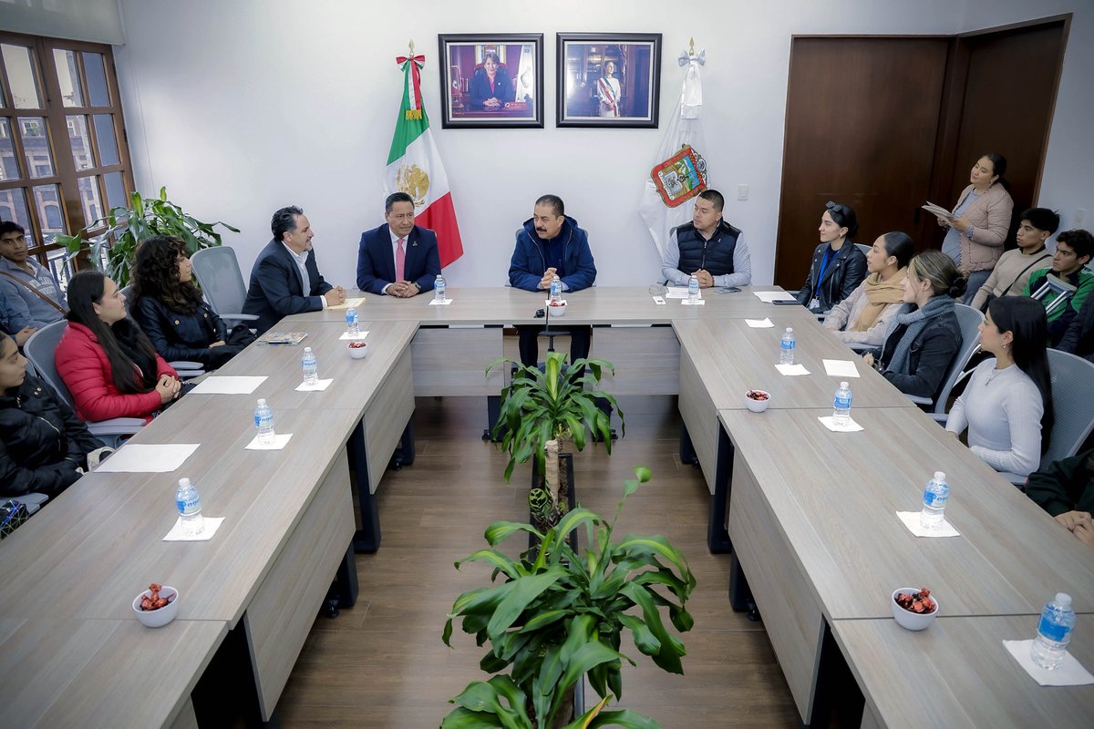 📄 El Secretario Miguel Ángel Hernandez Espejel entregó la Beca para el Bienestar por Permanencia Academica para que alumnas y alumnos viajen a: 

🎒 Singapur y China
🩰 Praga
🥇 Oaxaca 

Representarán al #EdoMéx en concursos de matemáticas, danza y deporte.