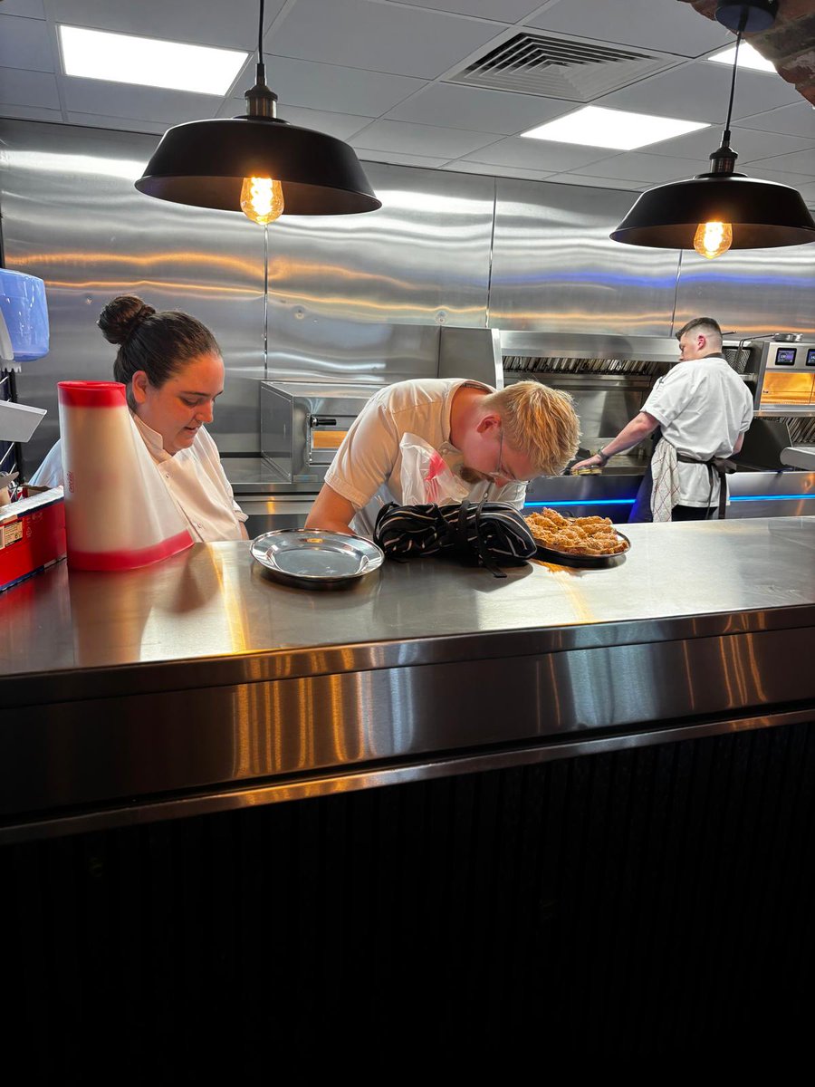 Just outside Edinburgh, in South Queensferry, father and son duo Jack and Bryan Coghill have opened the stunning Crab &amp; Lobster Fish Shack 🏴󠁧󠁢󠁳󠁣󠁴󠁿🐟🍟

We supplied a 5 pan Kiremko wall range with Adieu grill, gas hob &amp; gluten free pan, plus heated gantry to keep service fast &amp; fresh!
