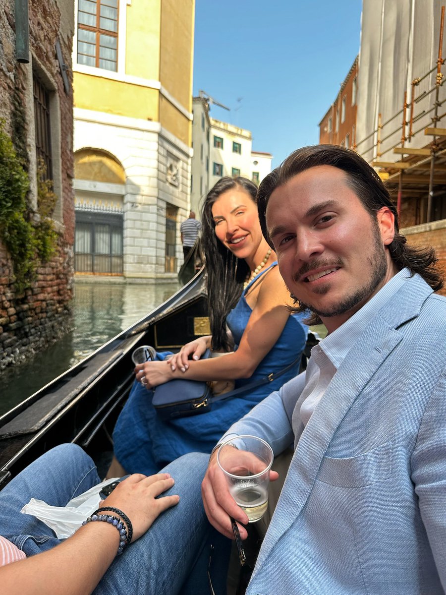 Sometimes you just need to look at yourself in the mirror and say when in Rome… or Venice. Til next time, Italy 👌🇮🇹