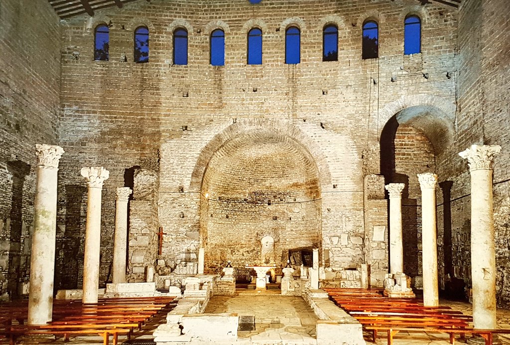 romamedieval's tweet image. Basílica semisubterránea de los Santos Nereo e Achilleo en las catacumbas de Domitila (Vía Ardeatina, Roma)