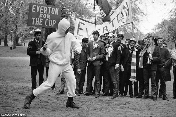 A TV production company is trying to trace and speak to any of the EFC supporters who feature in this iconic photo with Muhammad Ali (in London prior to the 1966 FA Cup Final). Please drop us a DM if you can help. Thanks.