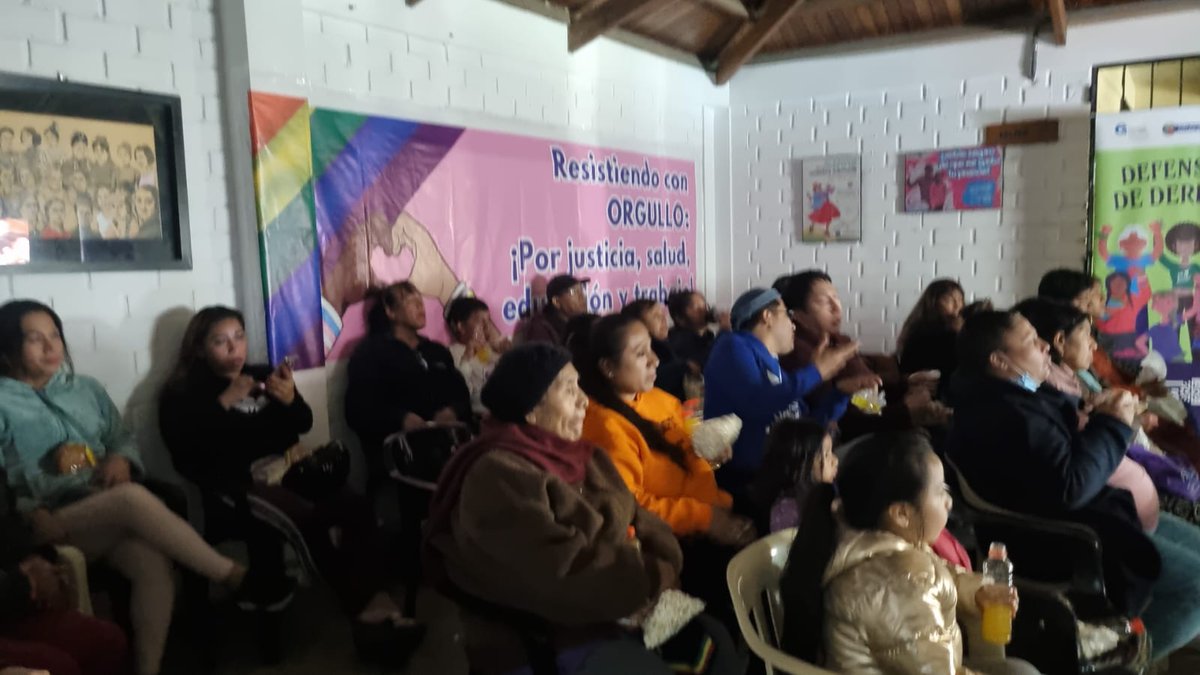 ManuelaRamos's tweet image. #MesDelOrgullo 🏳️‍🌈 | Como parte de las actividades en el marco del #DíaDelOrgullo en #SJM, el viernes 27 de junio se realizó un cine foro sobre la película "Pride" 🌈. Mujeres de organizaciones sociales y lideresxs LGTBIQ+ lograron reflexionar acerca de la importancia de generar