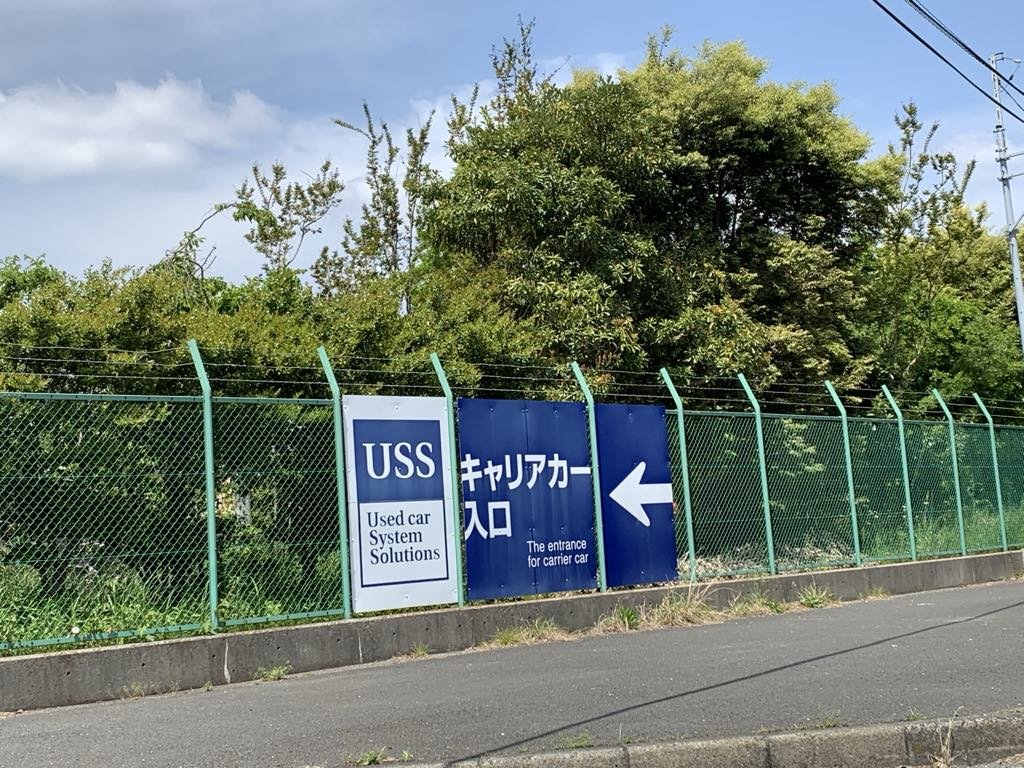 alfaspider1998's tweet photo. WOOROM.による「カーオークションJP」の仕組みと、
「カーネル」の仕入れ実態が想像以上にヤバかった！

すごいな・・・悪質すぎない？

●カーネル用に1日平均で10－15台
●カーオークションJP（オークション代行）で同じく2－3台を落札

凄い台数なわけですが、落札したはいいけどお金払えない＆陸送会社から取引停止になっていて、会場から出せない車多数！！！

で、会場に放置するとどうなるのか？

→1台あたり10－15万円のペナルティ支払い
→落札して放置してきた車をAA会場の判断で再びAA出品して支払いを一部相殺
→会場への支払い(車両費・ペナルティ費)がない、落札した車を多数会場に放置、各会場へのPOS停止や車検証発送をロックされたのは3月頃から

結局、カーオークションJPのお客さんには納車もできず、返金もできず…

そもそも、なんで？

『会場から出せないのにこんなに大量に落札していたのか？』

この理由‥なんとなく予想できるんですが💦
怖すぎるんですけど

この投稿読まれている業界の皆さん、お分かりになりますか？

#WOOROM
#ウーロン
#カーオークションJP
#カーネル
#USS東京
#オークション代行

※写真はイメージです…