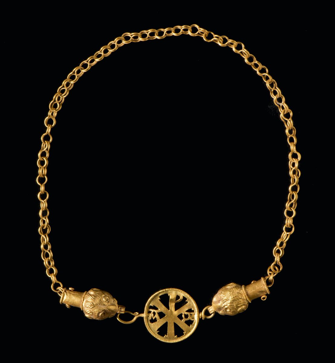 romamedieval's tweet image. Collar de oro con cristograma encontrado en la basílica con deambulatorio atribuída al papa Marcos (336) de la vía Ardeatina. La basílica fue descubierta en 1991 y ha sido excavada en varias campañas hasta hace pocos años. Junto al collar se encontraron anillos y otras joyas.