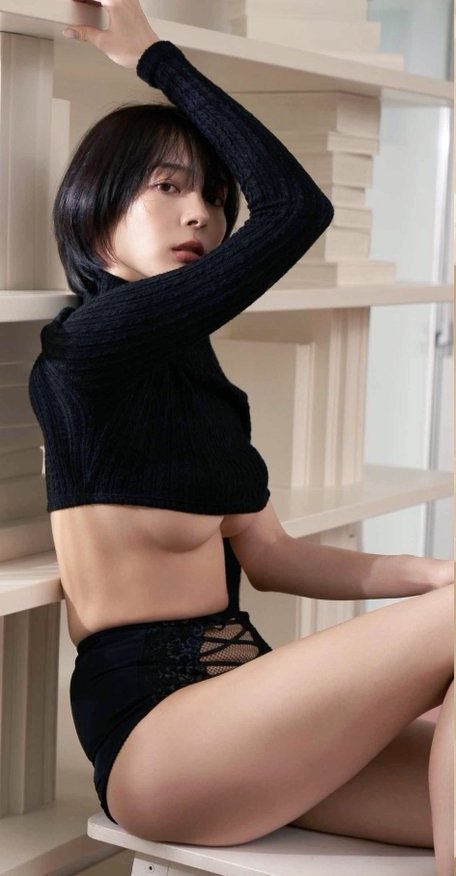 Jennoleer's tweet photo. 黒の似合う大人の女性
雀士　岡田紗佳 https://t.co/RnRSG55SXc