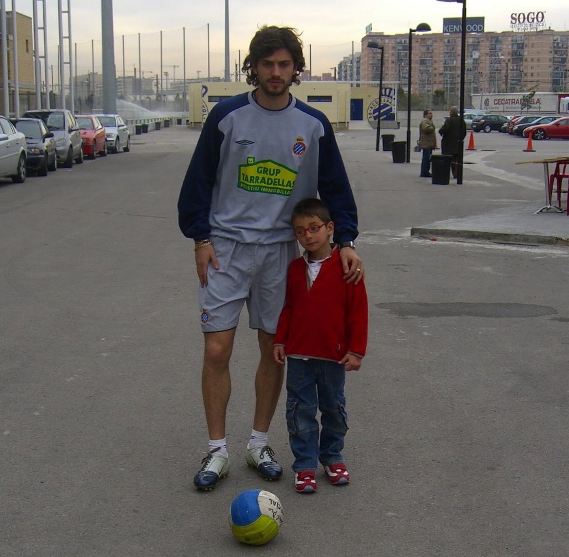 Juvenil1991's tweet image. Encara queda algun raig d’esperança en aquest futbol negoci que ens han imposat.

Ramon Terrats, uno di noi! 

Benvingut a casa! #RCDE