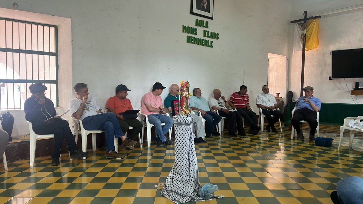 CPueblos_Col's tweet image. En el segundo día del III Encuentro del Movimiento de Sacerdotes de la Iglesia de los Pobres, en Santa Fé de Antioquia, se reflexiona en torno a la Realidad social y Eclesial en clave de Construcción de Paz.
Desde el Congreso de los Pueblos acompañamos este Encuentro como…
