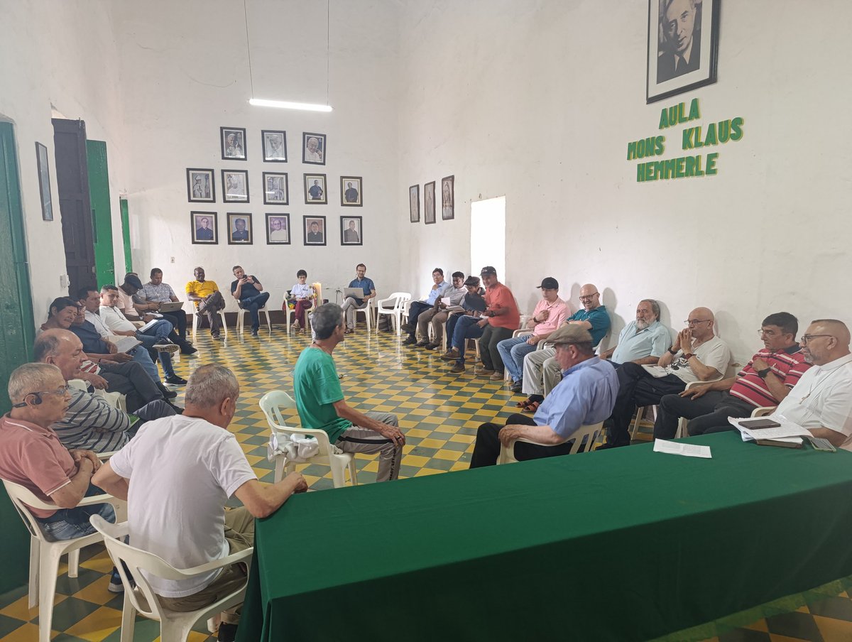 CPueblos_Col's tweet image. En el segundo día del III Encuentro del Movimiento de Sacerdotes de la Iglesia de los Pobres, en Santa Fé de Antioquia, se reflexiona en torno a la Realidad social y Eclesial en clave de Construcción de Paz.
Desde el Congreso de los Pueblos acompañamos este Encuentro como…